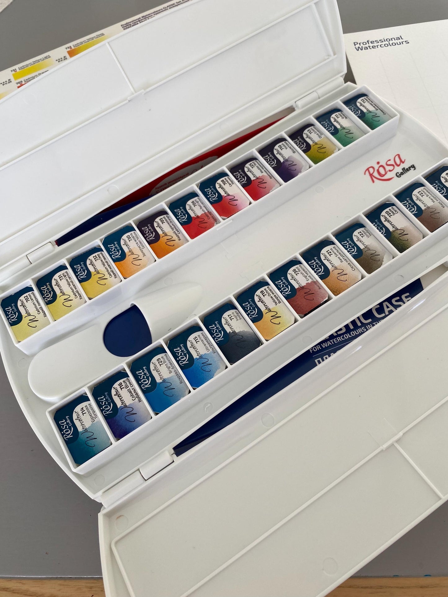 ROSA Gallery Classic Watercolour Set — 24 Full Pans 2.5ml, Plastic Travel Case, Professional Artist